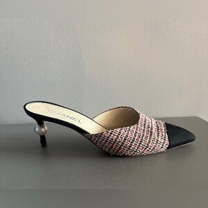 Chanel tweed mules with a pointed cap toe & a heel embellished a pearl 40/ 9.5